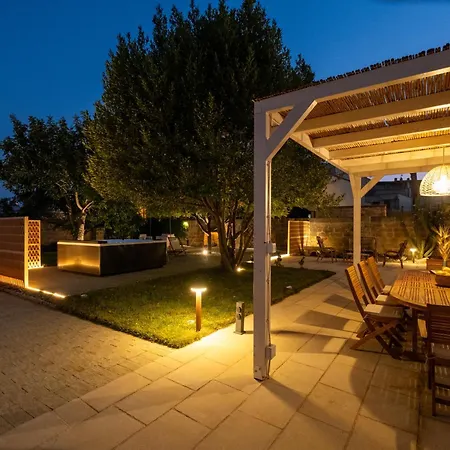 Villa Villa Giulia With Hot Tub - Artemisia Homes Nociglia